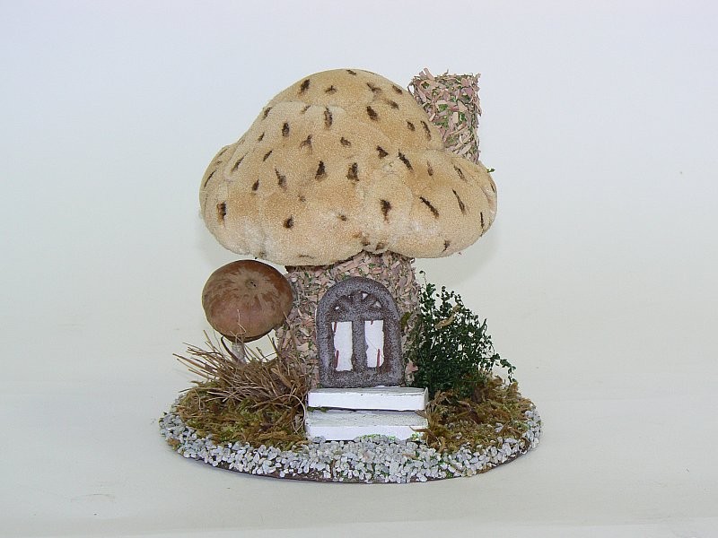 Mushroom House Nat. Cattail 7"