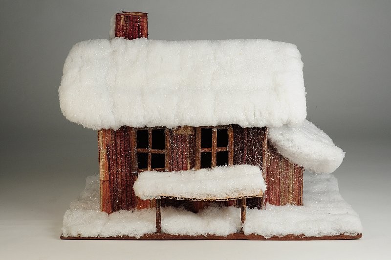 House Snow Bean Pod w/2 Windows 10"