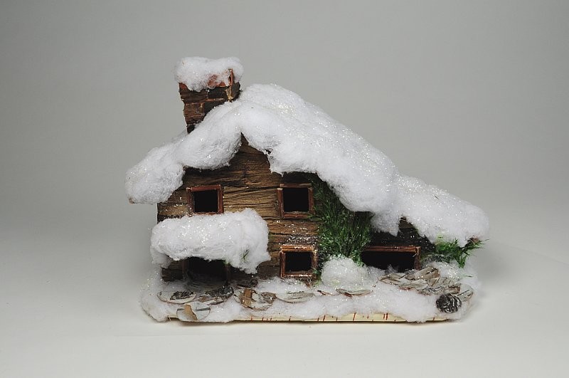 House Snow Nat. Bark w/4 Windows 9"x6"x7"H